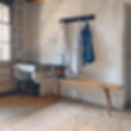 photo d'un banc, d'un évier en pierre et d'une bassine métallique part federica zanco