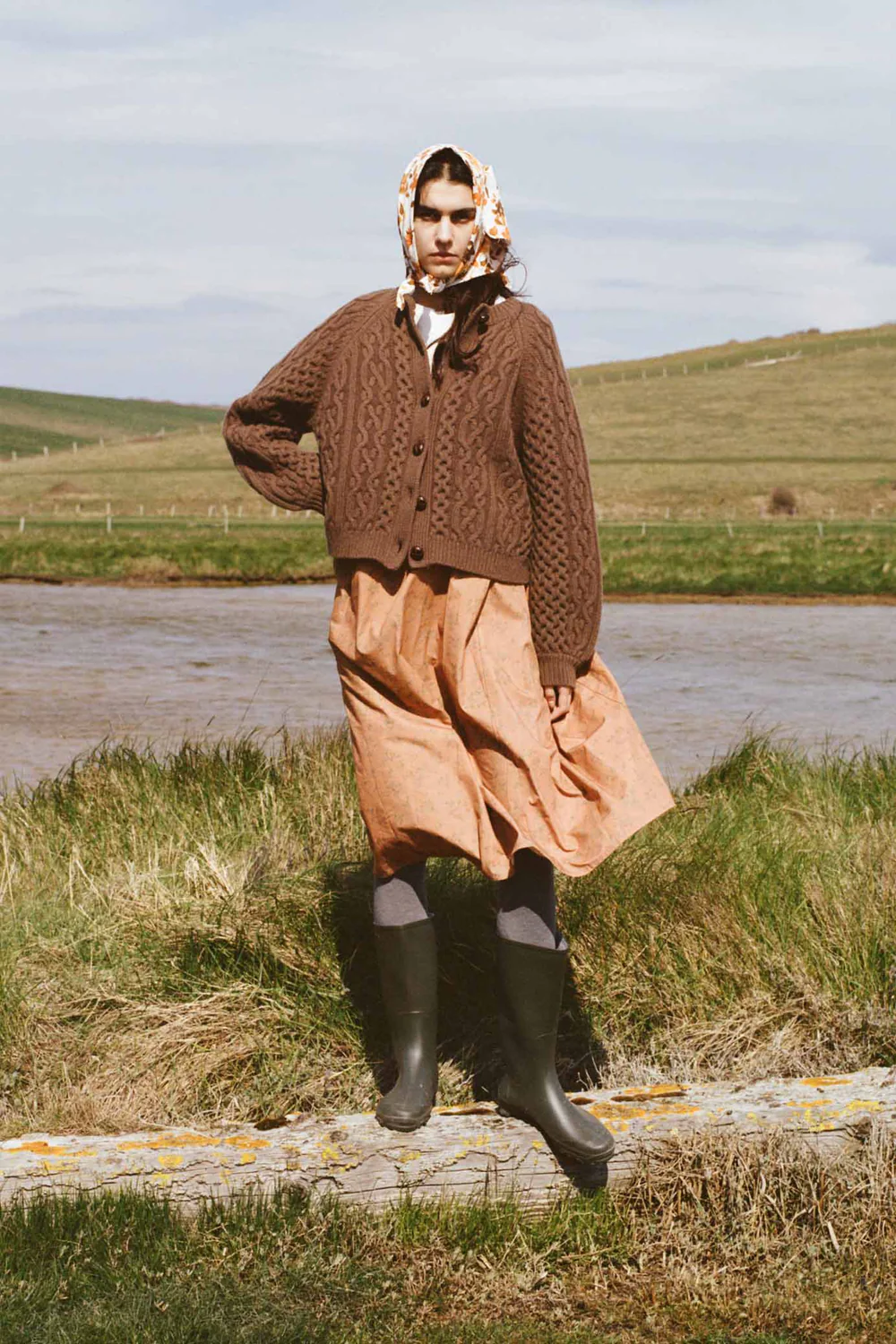 femme en foulard, pull et bottes en coutchou Meadows