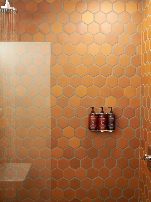 salle de bain de l'hôtel Scribner's lodge en carreaux de terre cuite hexagonaux