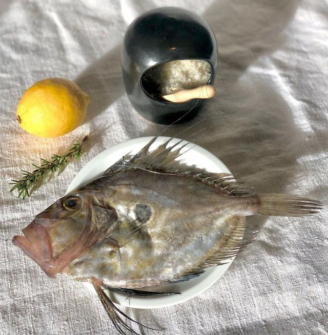poisson grillé sur une table