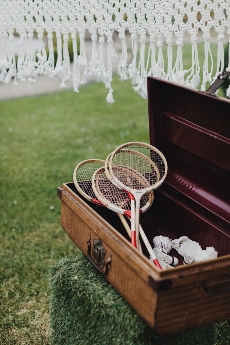 valise ancienne avec raquettes de badminton
