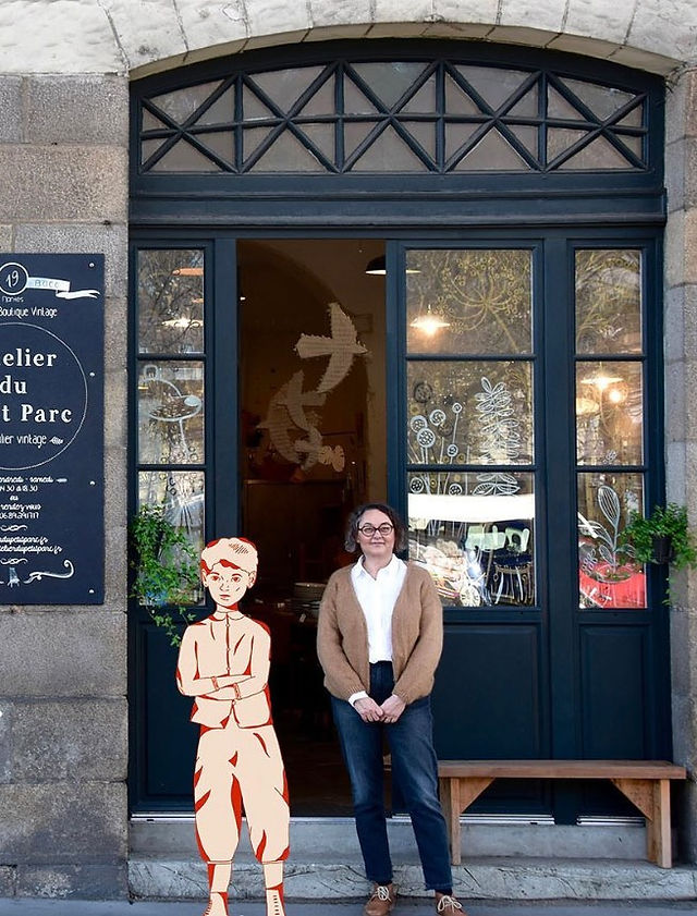 Muriel devant sa boutique l'Atelier du Petit Parc