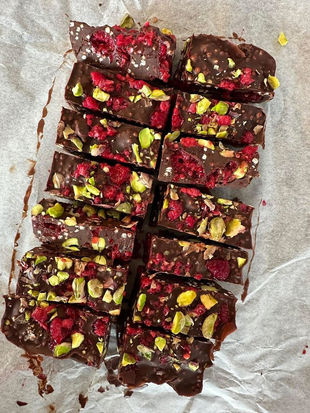 BARK GLACÉ AU CHOCOLAT, CERISES ET PISTACHES