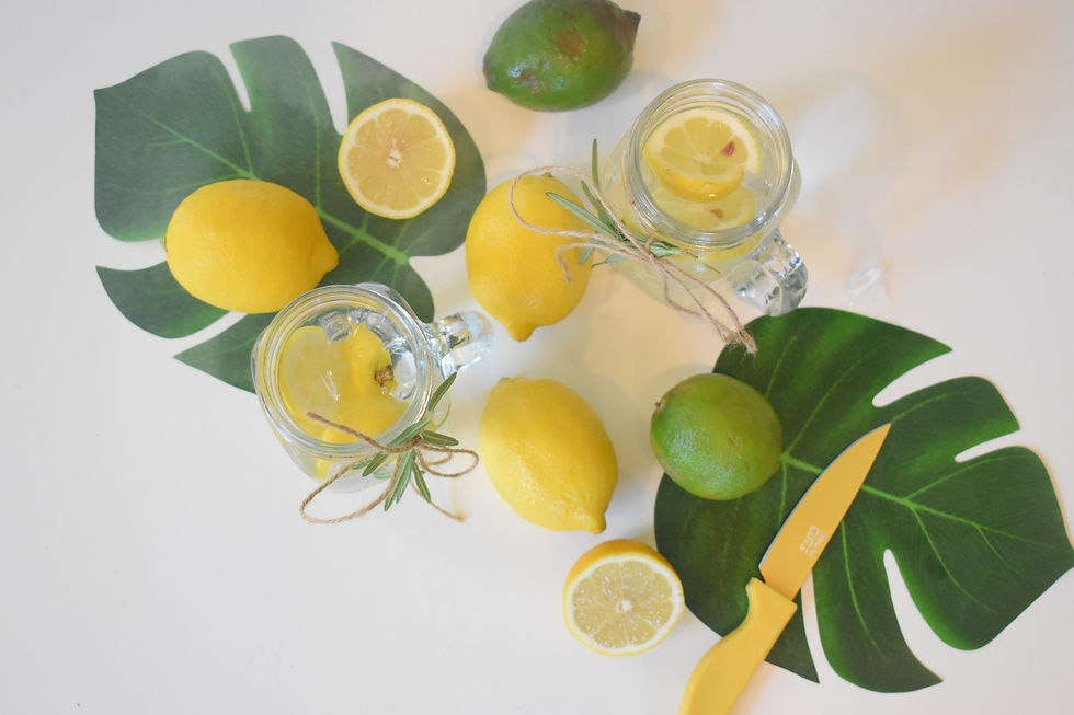 eau et lamelles de citron jaune et vert