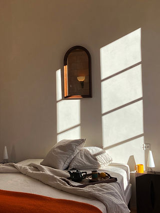 lit et plateau de petit déjeuner au château de la haute borde