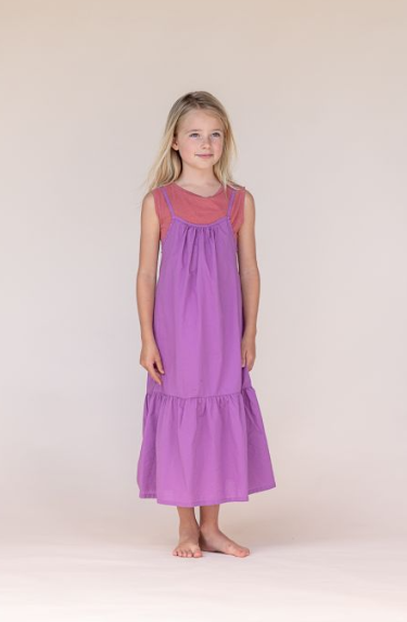 fillette blonde portant une robe violette