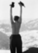 charlotte perriand torse nue face à la montagne