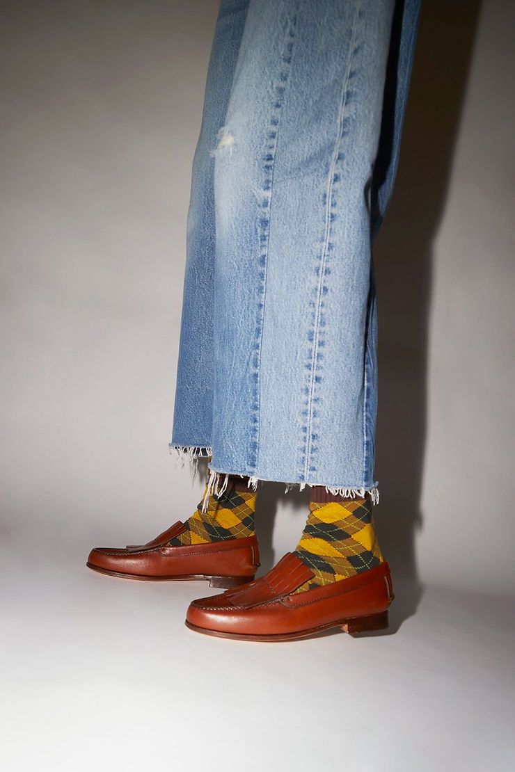 femme en jean portant des mocassins martiniano marron