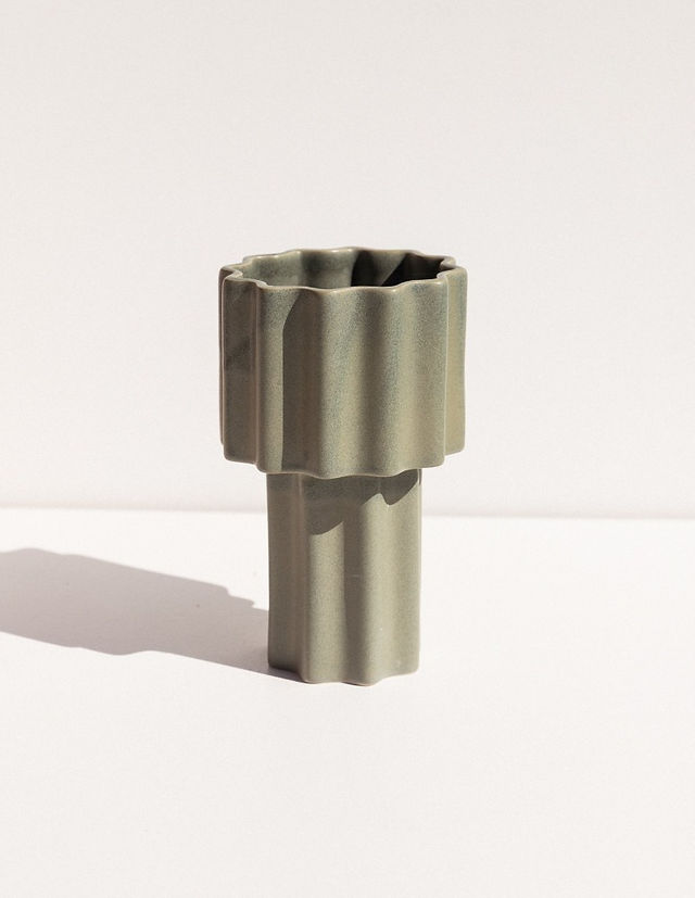 vase vert ondulé par ella reweti