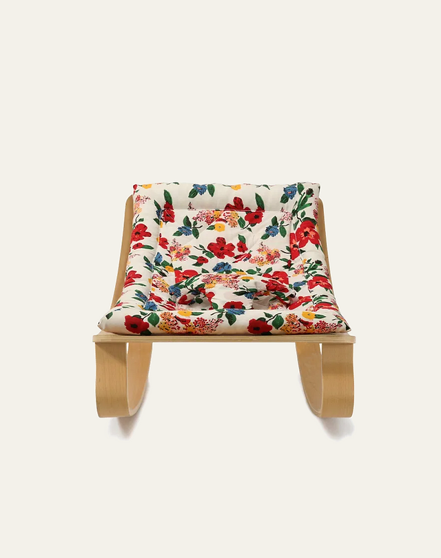 Transat en hêtre et coussin en tissu imprimé de grosses fleurs rouges et jaunes