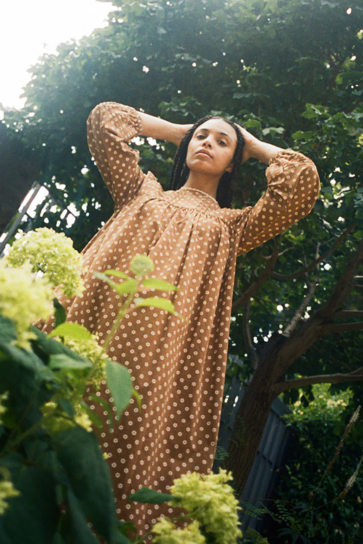 femme en robe Meadows dans un jardin