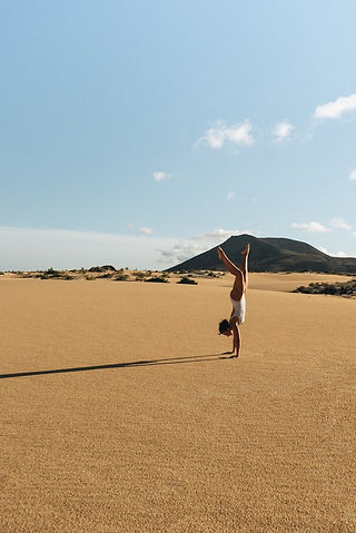 femme pratiquant le yoga dans le désert