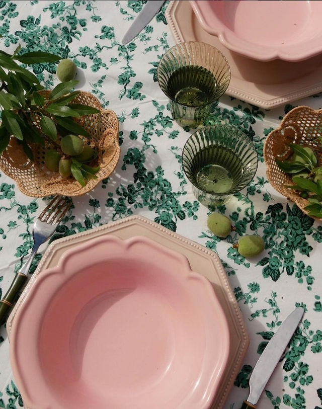 table dressée vert et rose
