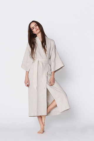 femme brune portant un kimono en lin beige megan huntz