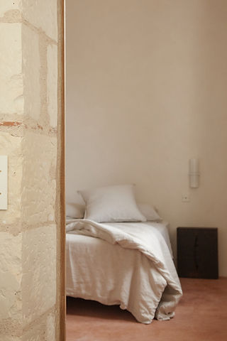 lit et draps blancs du château de la haute borde