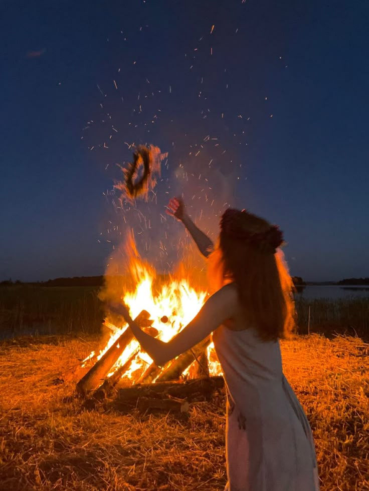 femme fétant le fe ude la saint-jean