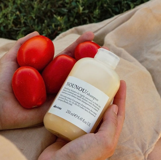 tomate et flacon de shampoings nounou par Davines