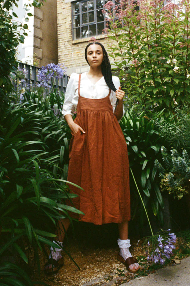 femme en robe Meadows dans un jardin