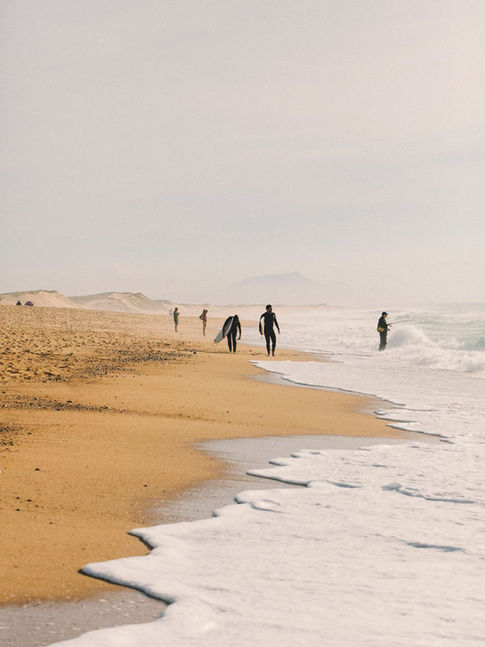 groupe de surfeurs sur une plage