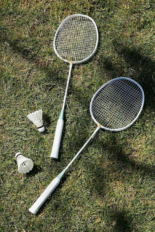 raquettes de badminton sur l'herbe