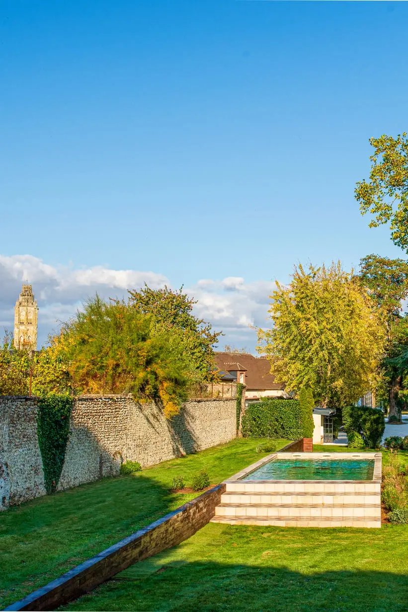 Jardin et piscine de Verneuil La Douce