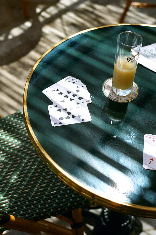 jeu de carte et pastis au café de l'Ormeau