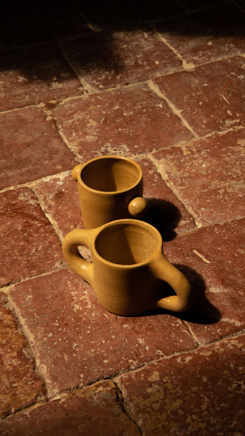 tasse en céramique sur sol en tommette de Landy Rakoto