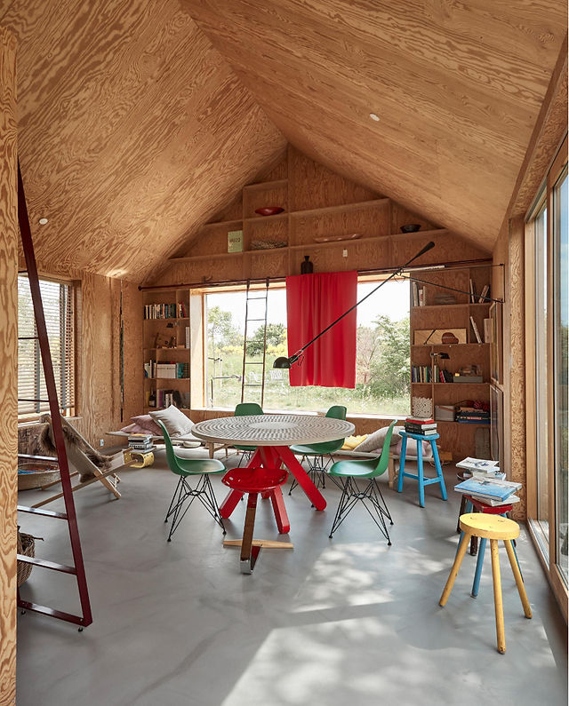 intérieur d'une cabane meublé en eames