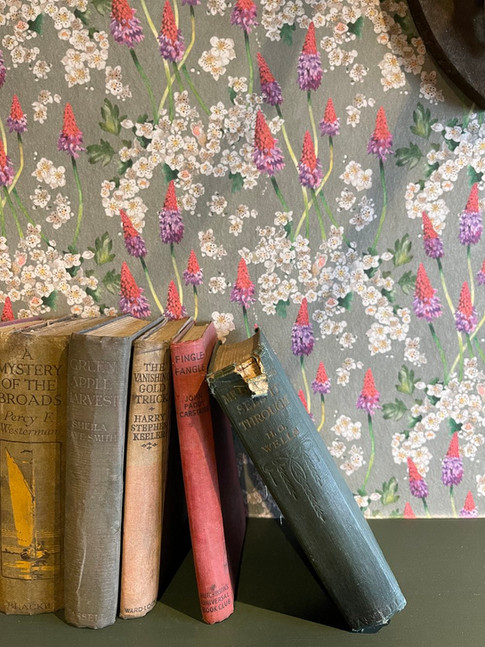 livres anciens et papier peint floral à My Tiny Estate