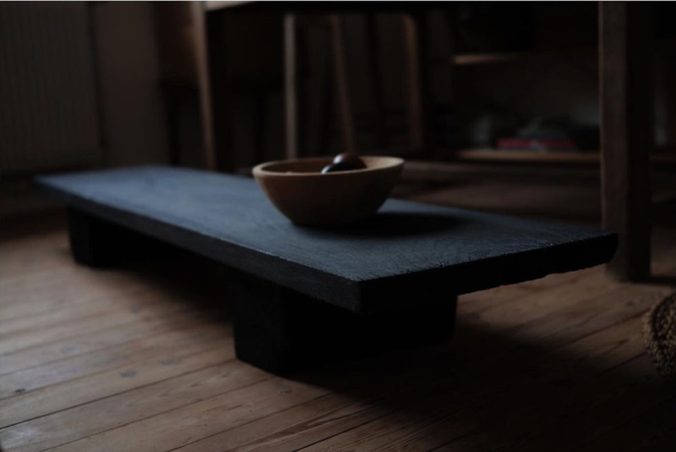 table-basse en bois brûlé chez Bøis Nøir