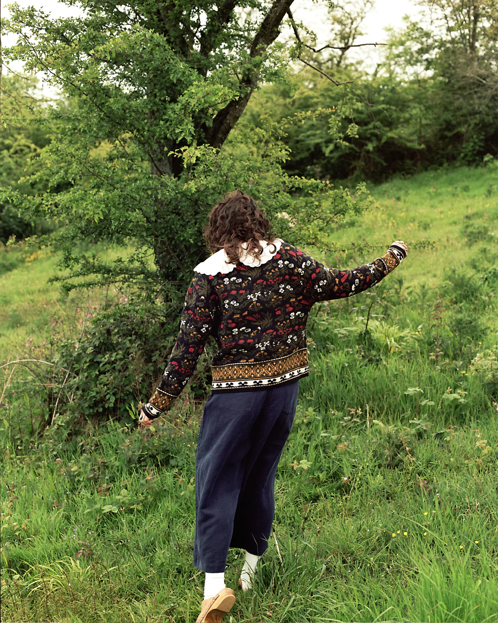 femme en pantalon Meadows dans la campagne