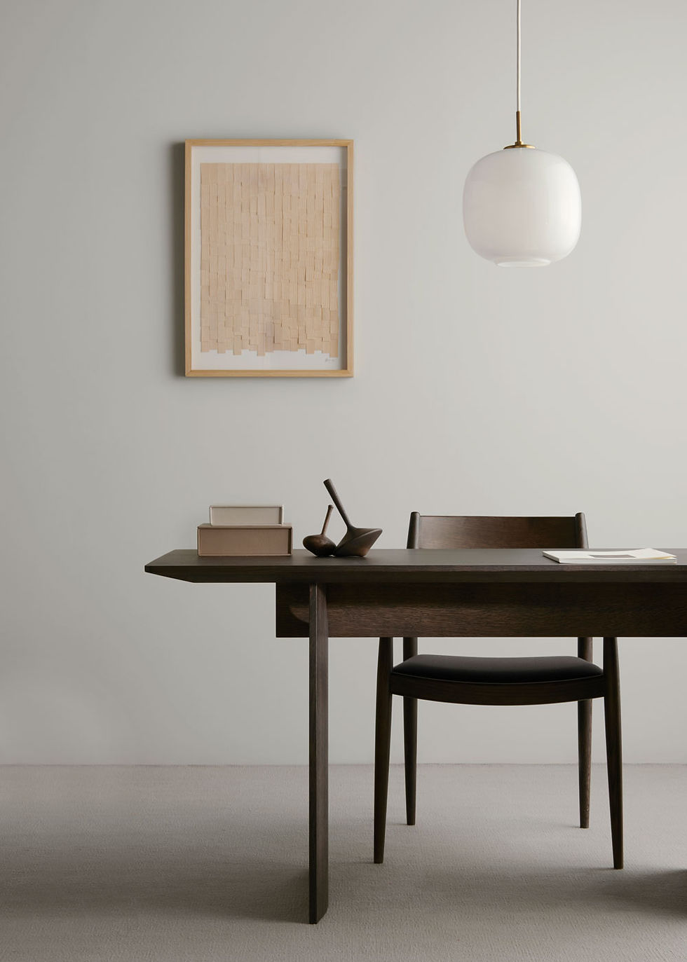 bureau en noyer avec une suspension blanche