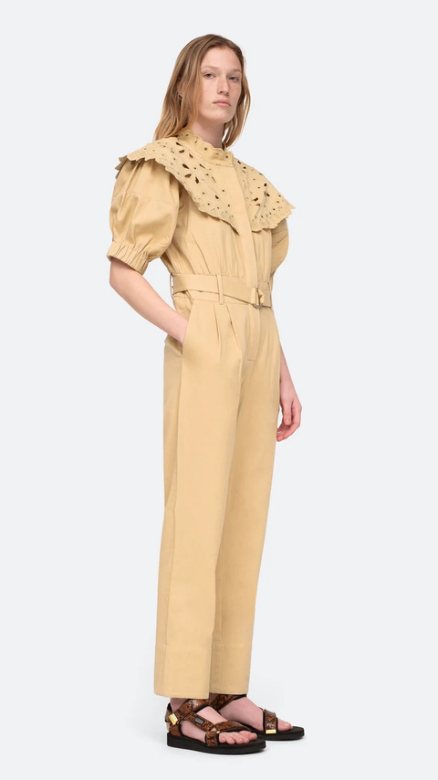 combinaison sea ny avec grand col en dentelle sur femme blonde