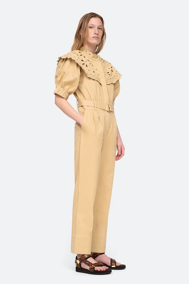 combinaison sea ny avec grand col en dentelle sur femme blonde