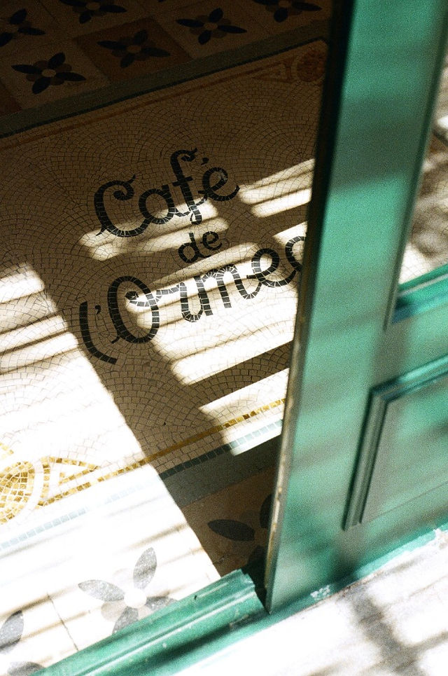 sol carrelé du café de l'Ormeau