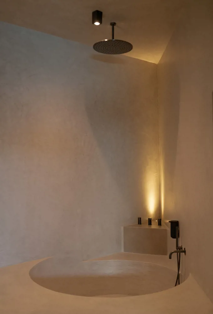 salle de bain de  l'hôtel Pnoes Tinos