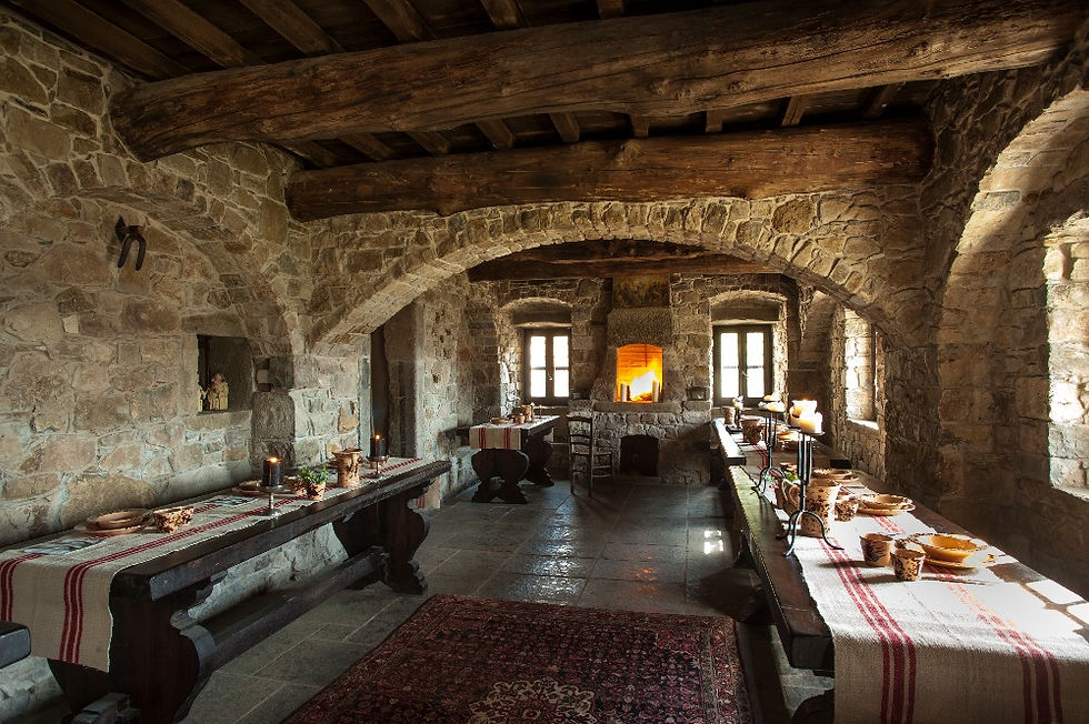salle de restaurant avec grande table de monastère et nappe grise et rouge