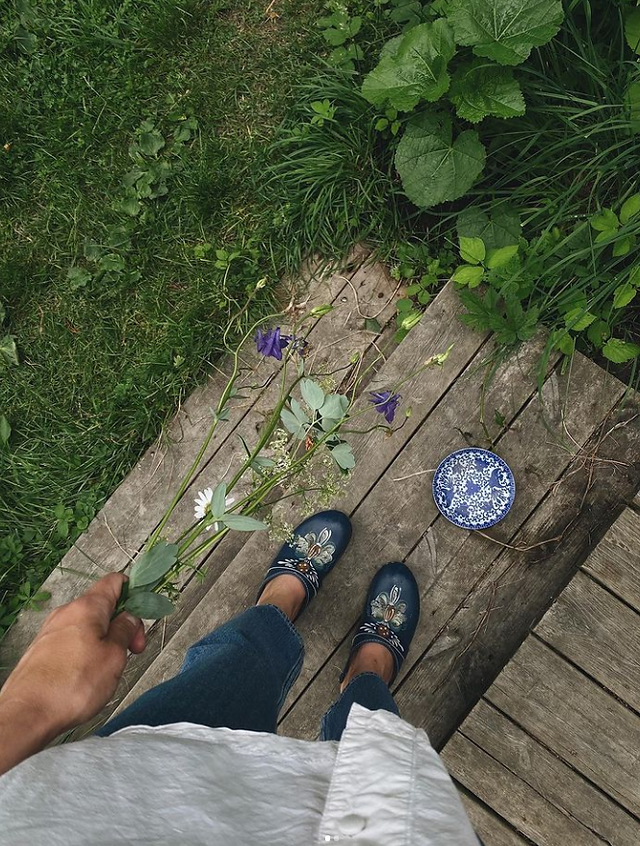 sabots bleus peints et fleurs de Nathalie Myrberg