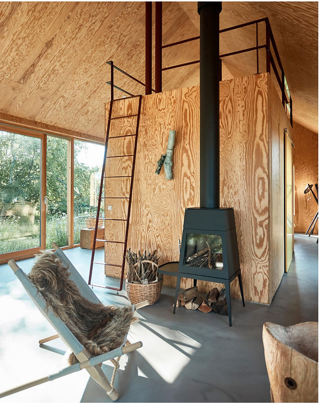 interieur d'une cabane avec fauteuil et insert