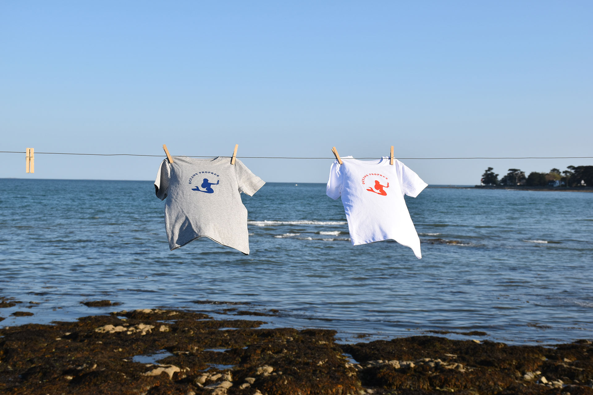 tee-shirts sechant sur un fil devant la mer