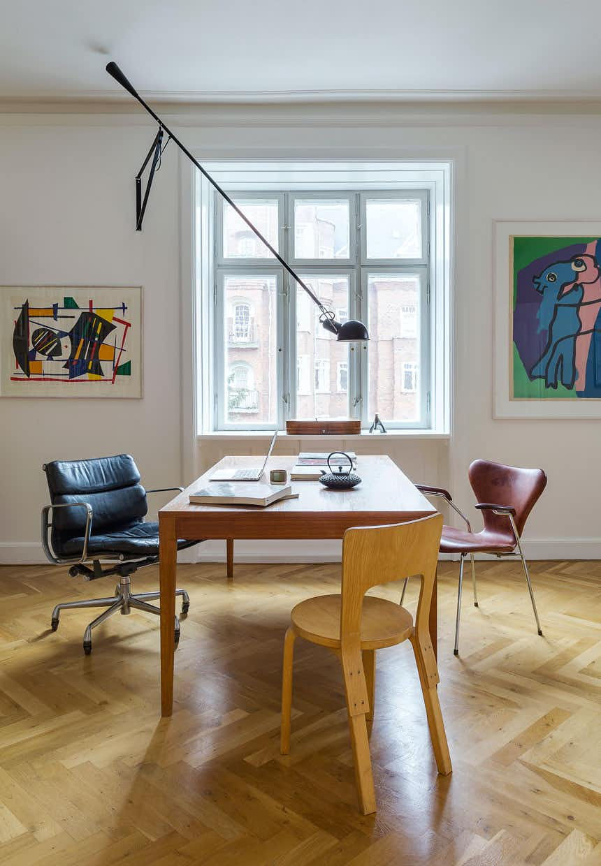 table de repas avec grande suspension noire et chaises dépareillées