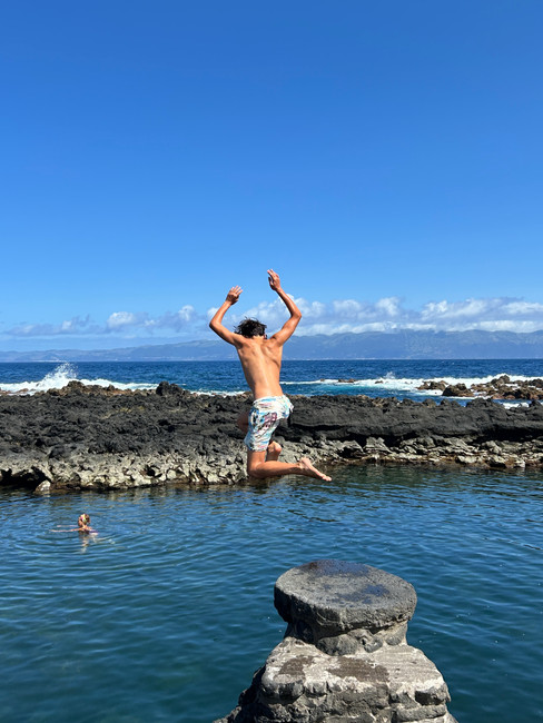 adolescant plongeant dans une piscine naturelle aux Açores© laure chédé