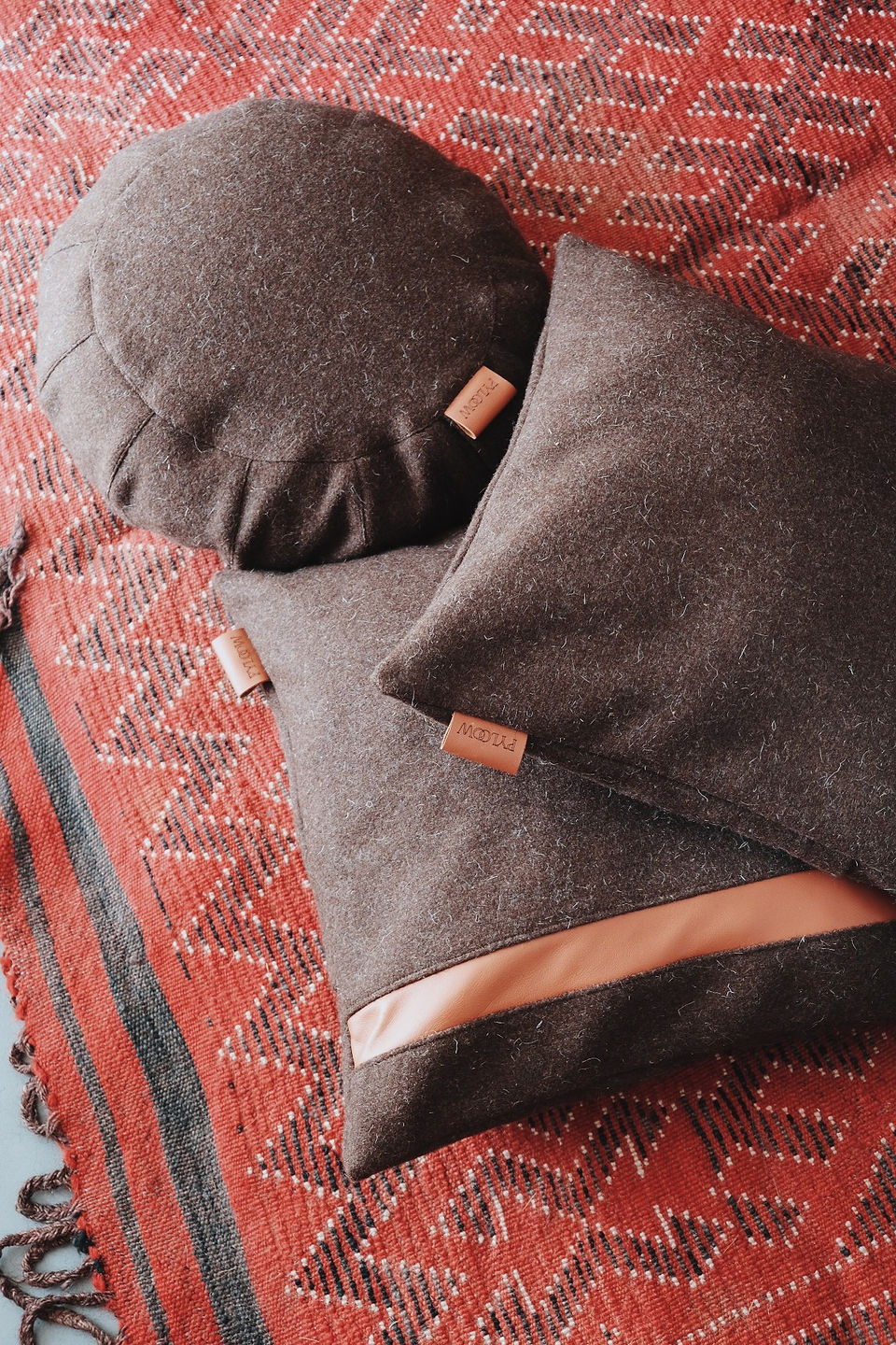 coussins en laine marron Piloow