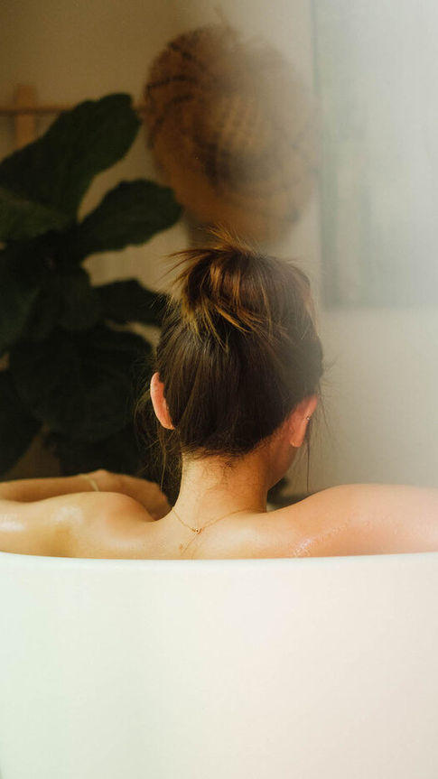 femme dans une baignoire à l'hôtel Twelve Senses Retreat