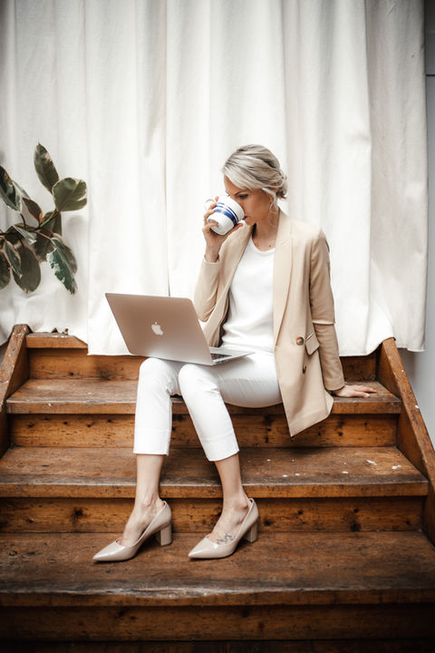 Mitarbeiterin während der Pause am Emails abrufen