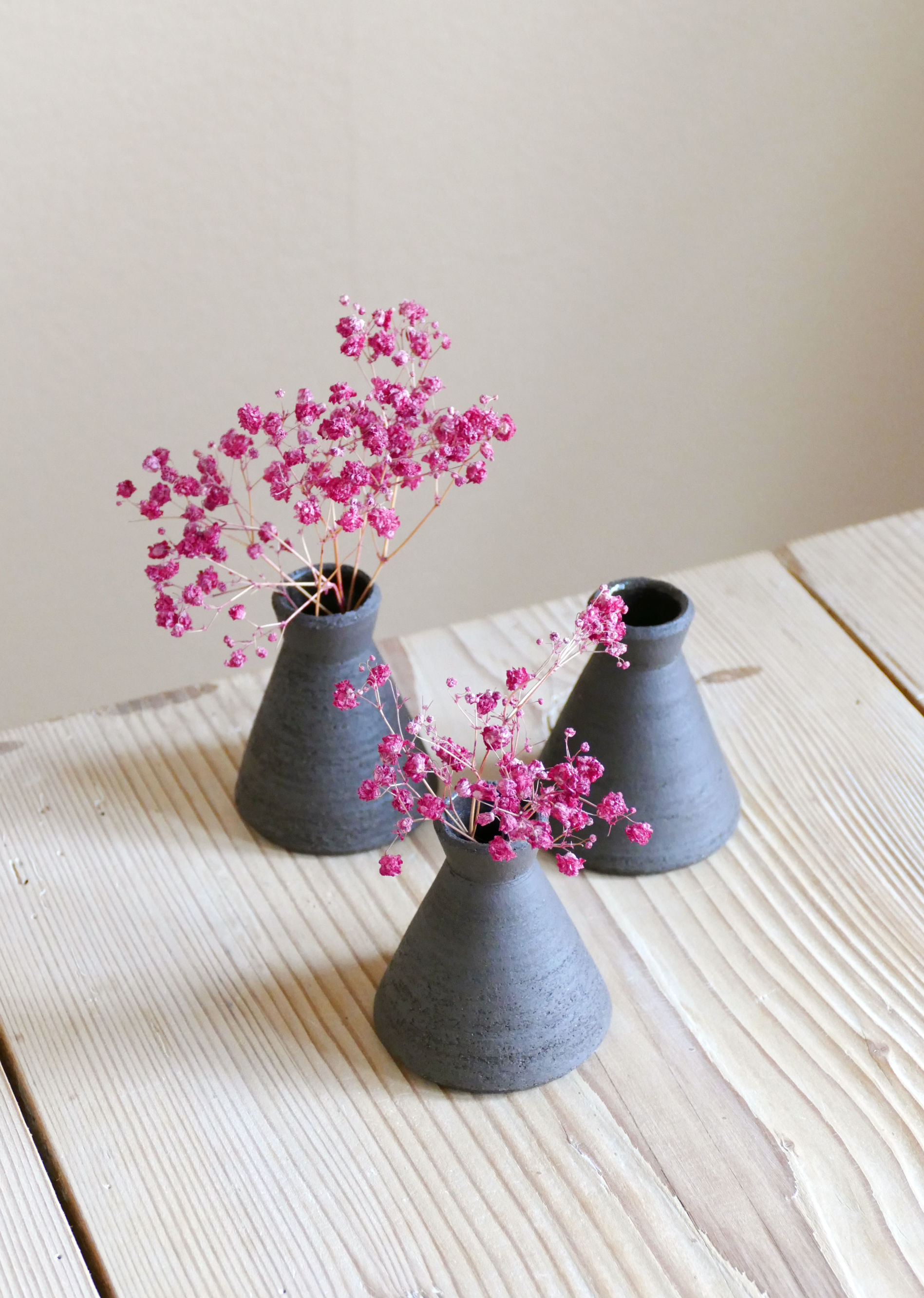 Mini Vase in dunklem, schamottiertenTon