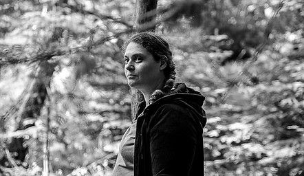 Portrait de Virginie, thérapeute holistique à Marseille, en pleine nature, incarnant douceur et authenticité.