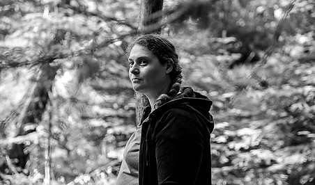 Portrait de Virginie, thérapeute holistique à Marseille, en pleine nature, incarnant douceur et authenticité.
