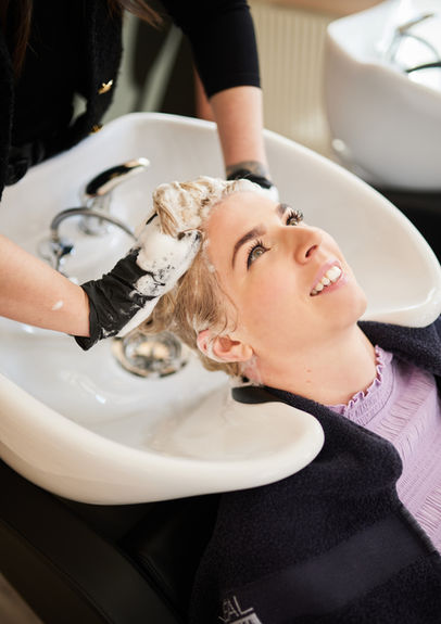 Von der Typberatung zum Friseur: neue Haarfarbe im Make-me-up Studio in Seekirchen bei Salzburg. Nach der Farb- & Stilberatung wird das Ergebnis direkt im Friseursalon umgesetzt.