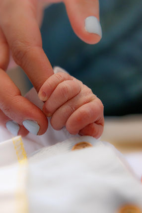 צילום ברית אמא מחזיקה יד תינוק